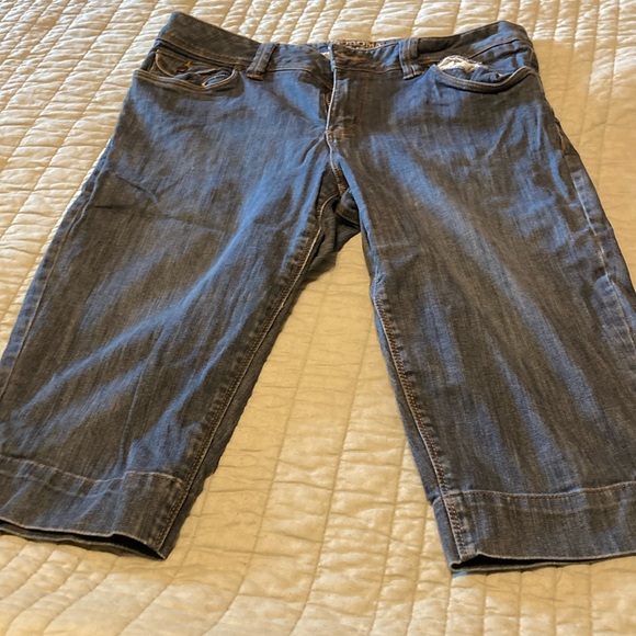 Women’s jean capris. 12P. Medium wash. - Picture 1 of 6
